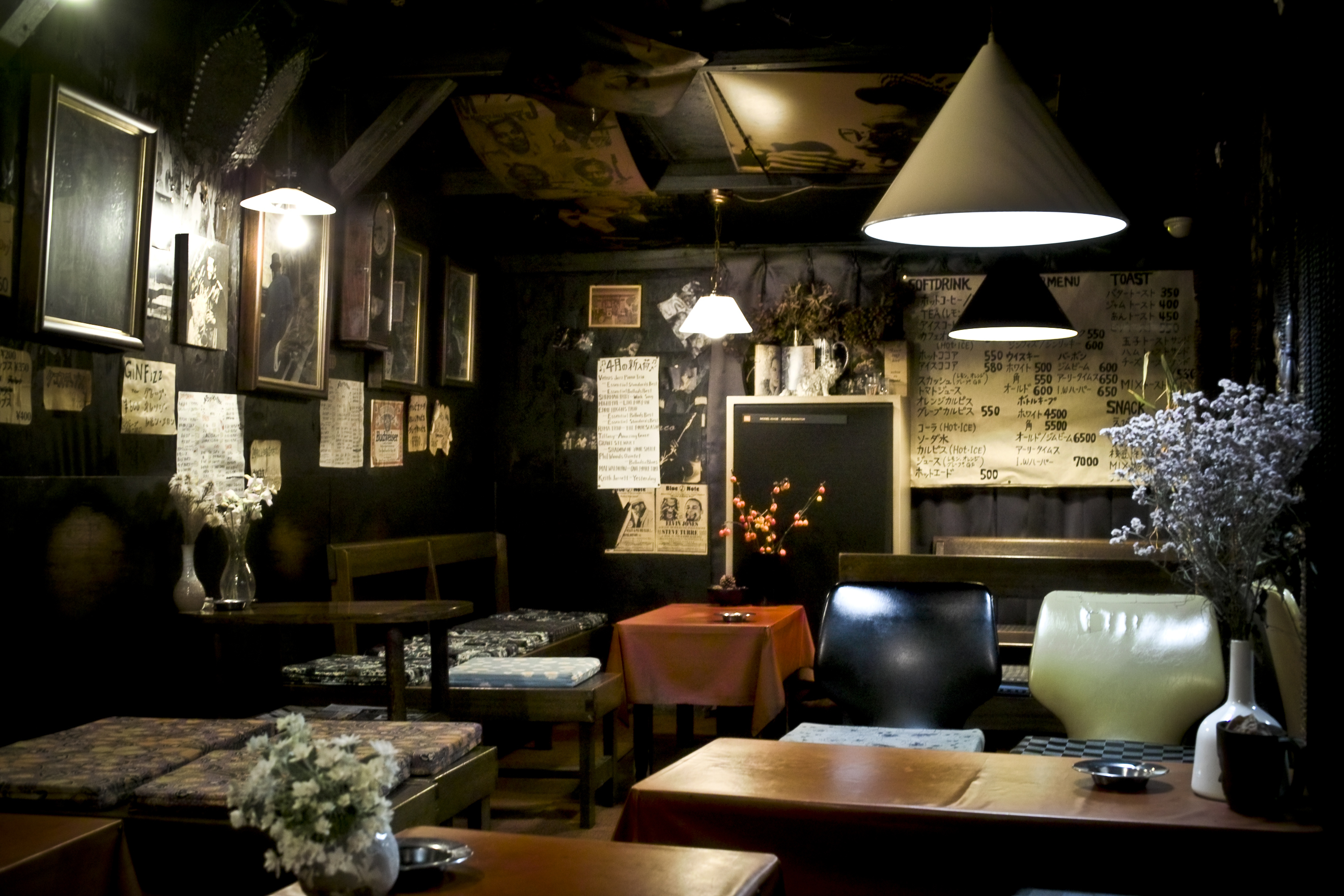 Japanese jazz listening bar interior